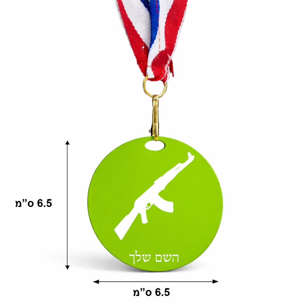מדליה מעץ בעיצוב אישי עם השם שלך בעיצוב אק 47 גודל 6.5 × 6.5 ס"מ