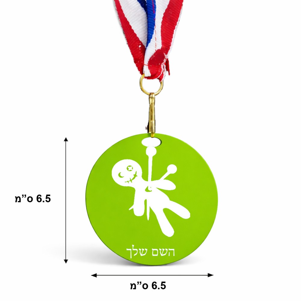 מדליה מעץ בעיצוב אישי עם השם שלך בעיצוב וודו גודל 6.5 × 6.5 ס"מ