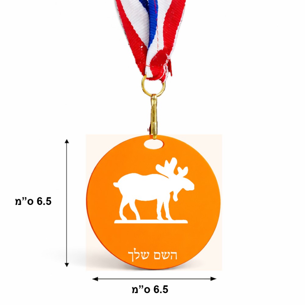 מדליה מעץ בעיצוב אישי עם השם שלך בעיצוב דישון גודל 6.5 × 6.5 ס"מ