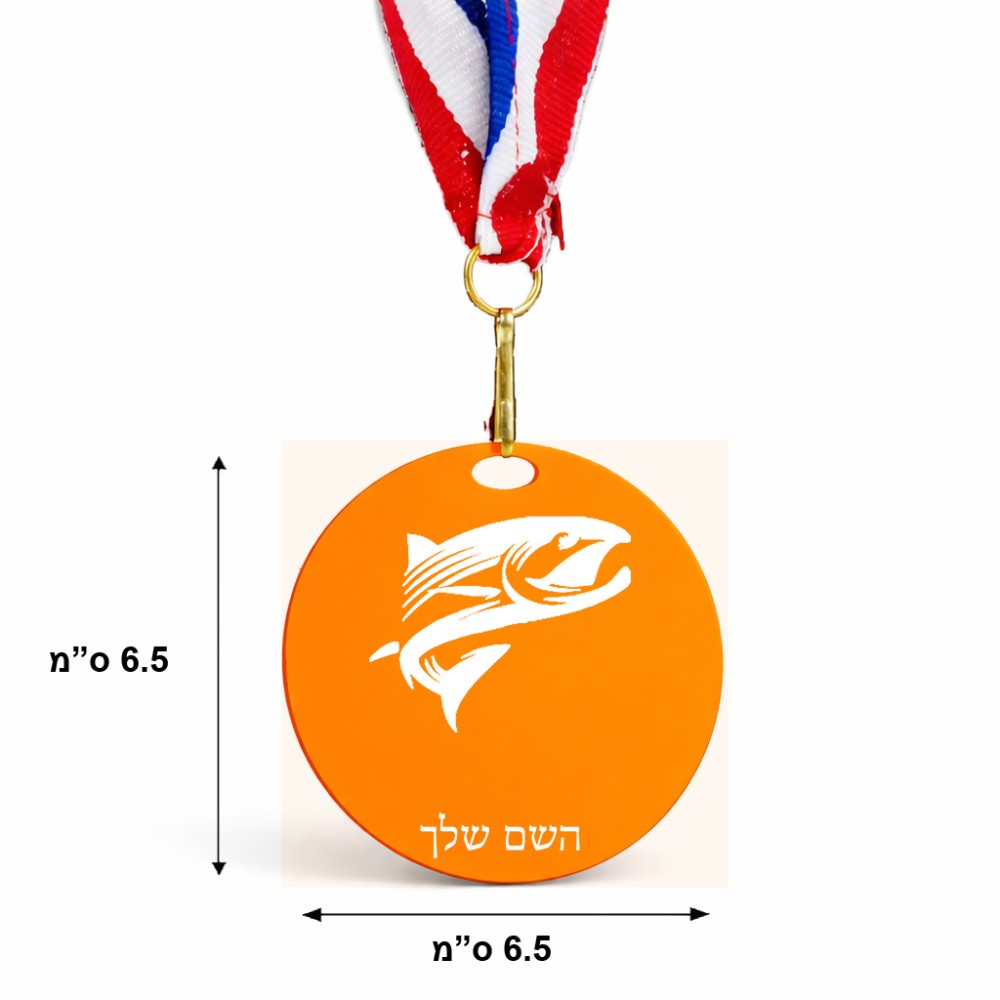 מדליה מעץ בעיצוב אישי עם השם שלך בעיצוב לדוג גודל 6.5 × 6.5 ס"מ