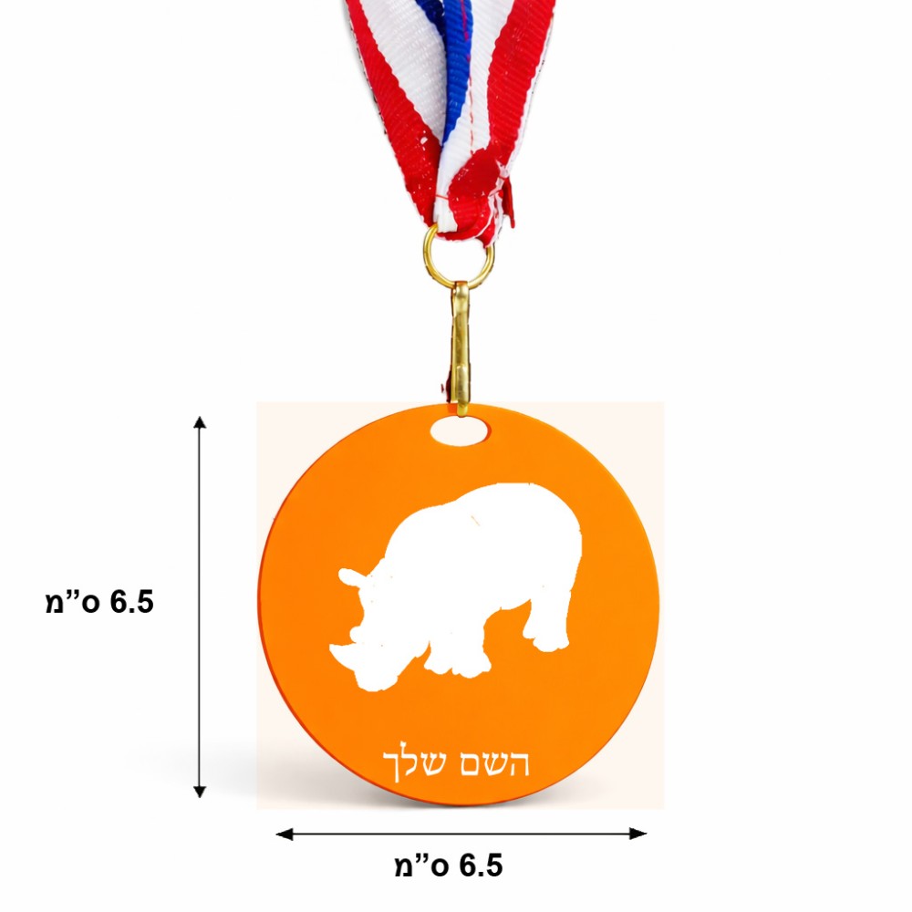 מדליה מעץ בעיצוב אישי עם השם שלך בעיצוב קרנף גודל 6.5 × 6.5 ס"מ