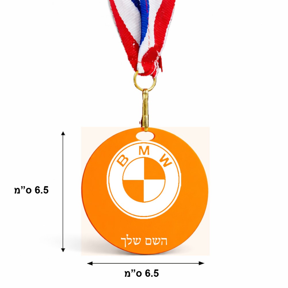 מדליה מעץ בעיצוב אישי עם השם שלך בעיצוב ב.מ.וו גודל 6.5 × 6.5 ס"מ