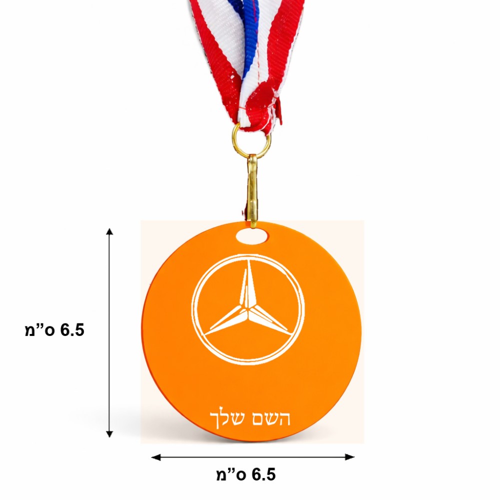 מדליה מעץ בעיצוב אישי עם השם שלך בעיצוב מרצדס-בנץ גודל 6.5 × 6.5 ס"מ