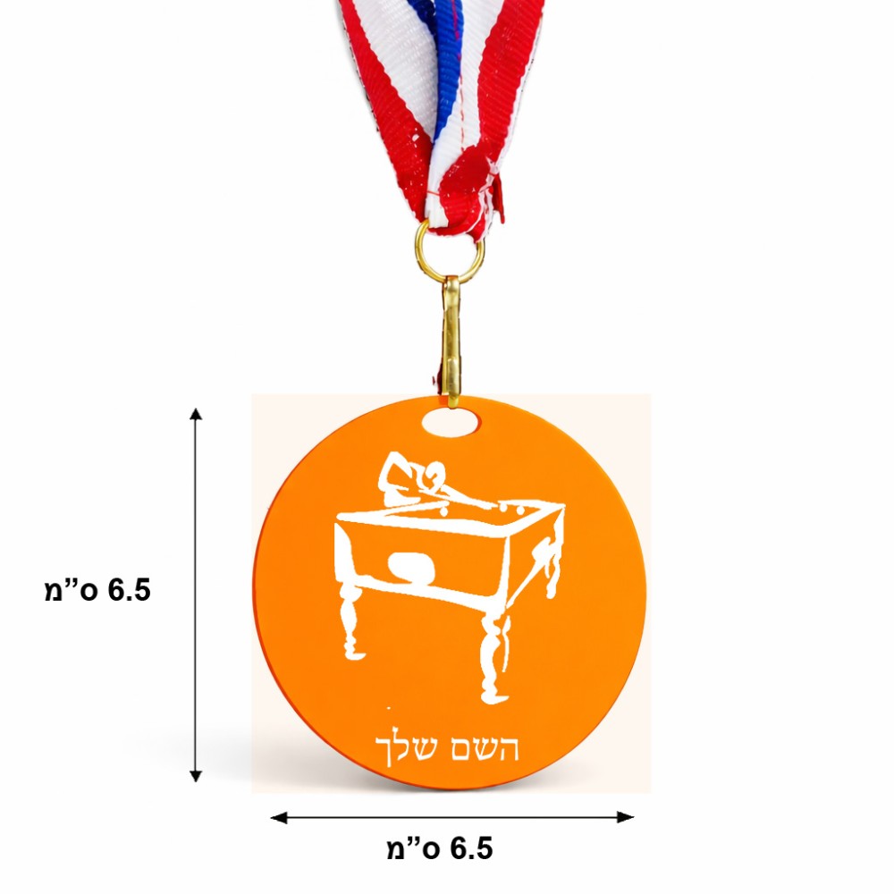 מדליה מעץ בעיצוב אישי עם השם שלך בעיצוב שחקן ביליארד גודל 6.5 × 6.5 ס"מ
