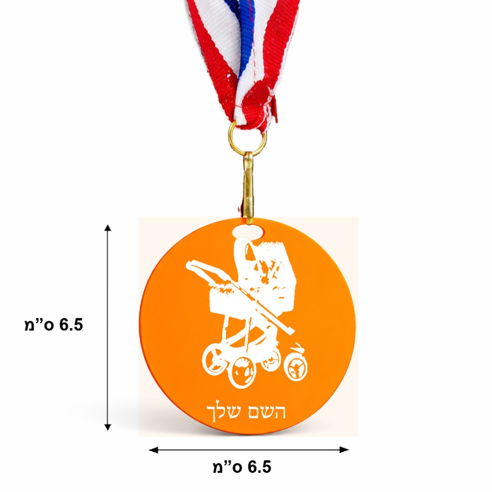 מדליה מעץ בעיצוב אישי עם השם שלך בעיצוב עגלת תינוק גודל 6.5 × 6.5 ס"מ