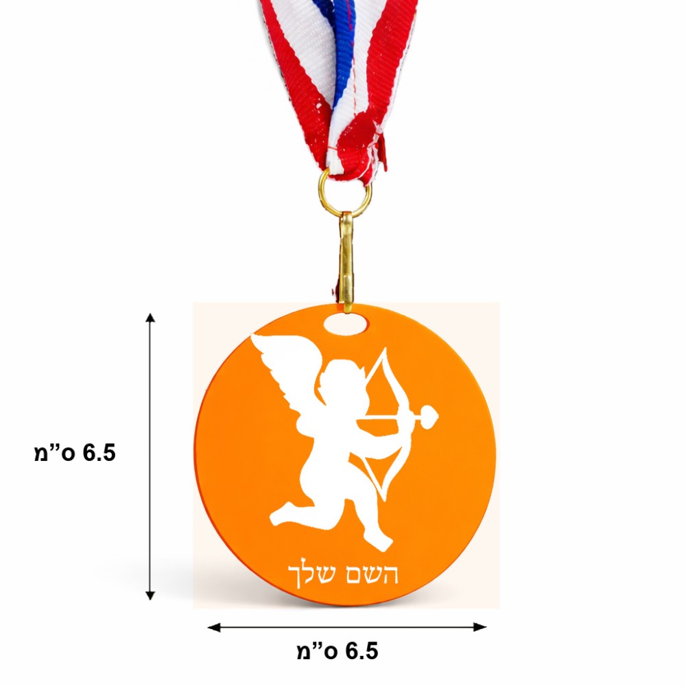 מדליה מעץ בעיצוב אישי עם השם שלך בעיצוב קופידון גודל 6.5 × 6.5 ס"מ