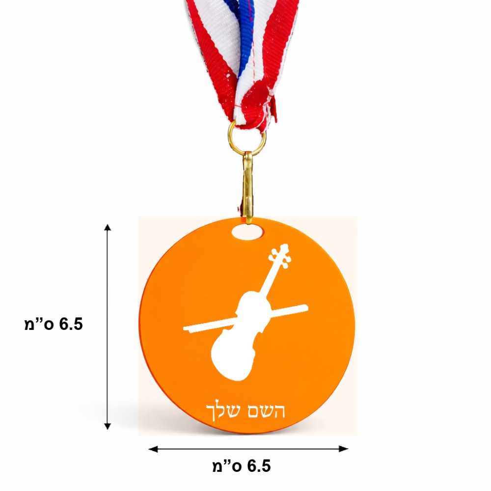 מדליה מעץ בעיצוב אישי עם השם שלך בעיצוב כינור גודל 6.5 × 6.5 ס"מ