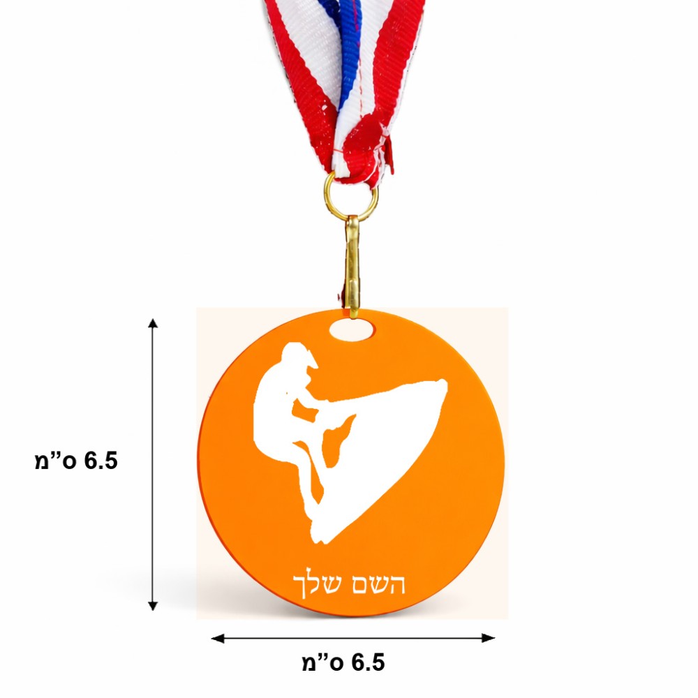 מדליה מעץ בעיצוב אישי עם השם שלך בעיצוב אופנוע ים גודל 6.5 × 6.5 ס"מ