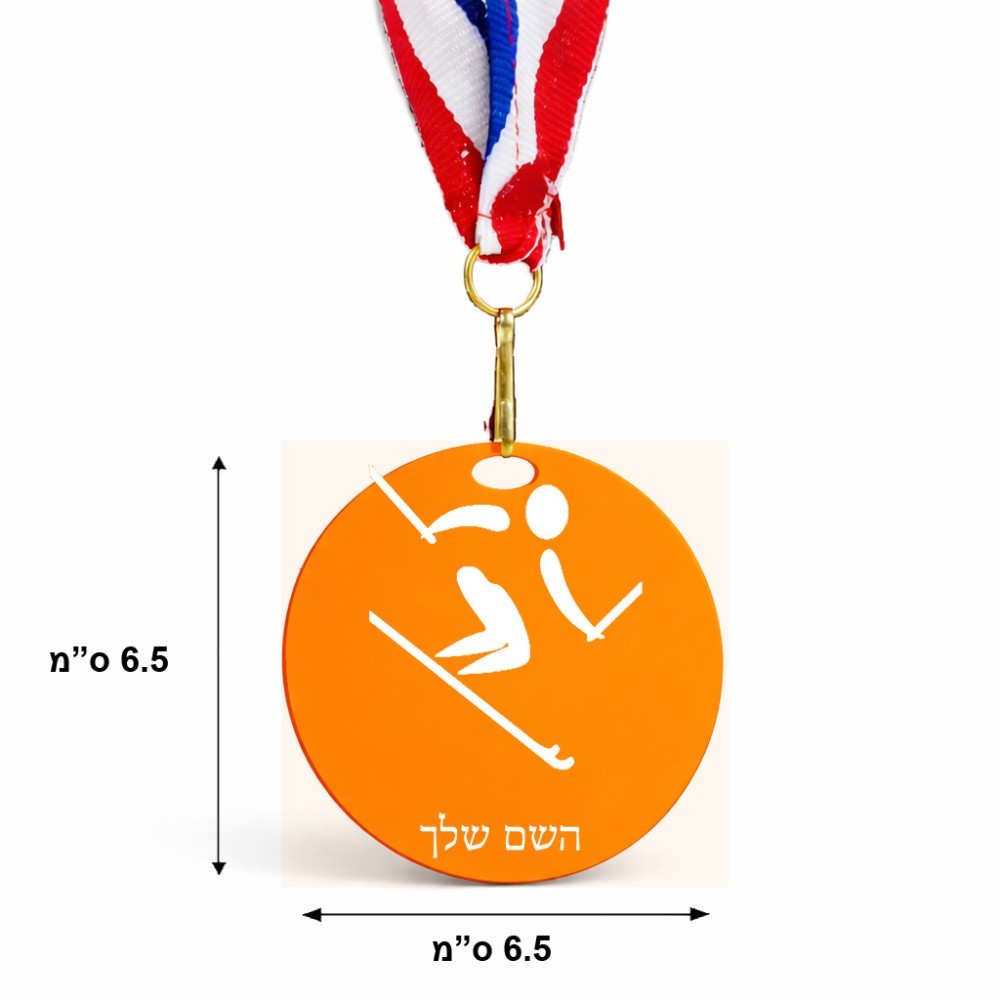 מדליה מעץ בעיצוב אישי עם השם שלך בעיצוב סקי אולימפי גודל 6.5 × 6.5 ס"מ