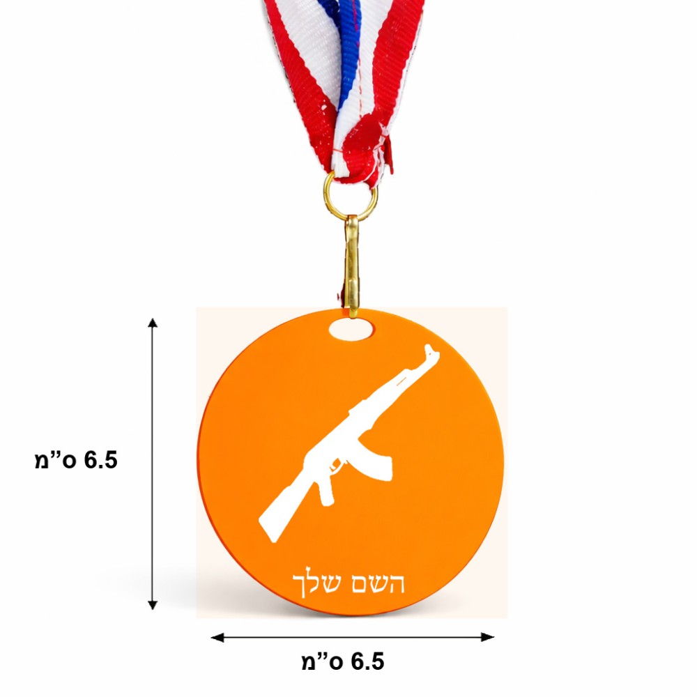 מדליה מעץ בעיצוב אישי עם השם שלך בעיצוב אק 47 גודל 6.5 × 6.5 ס"מ