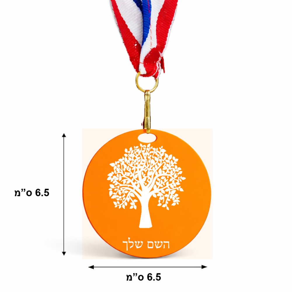 מדליה מעץ בעיצוב אישי עם השם שלך בעיצוב עץ גודל 6.5 × 6.5 ס"מ