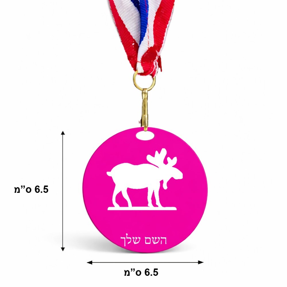 מדליה מעץ בעיצוב אישי עם השם שלך בעיצוב דישון גודל 6.5 × 6.5 ס"מ