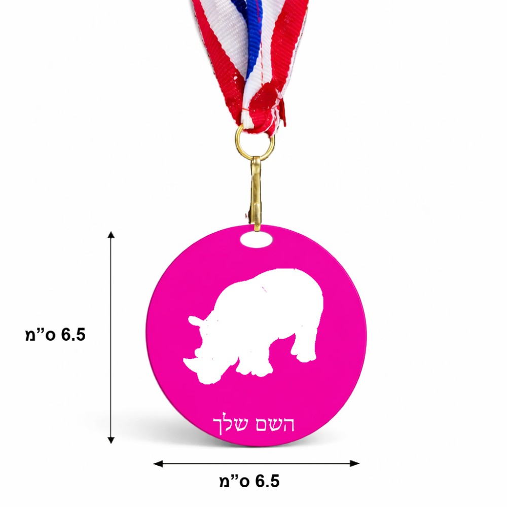 מדליה מעץ בעיצוב אישי עם השם שלך בעיצוב קרנף גודל 6.5 × 6.5 ס"מ