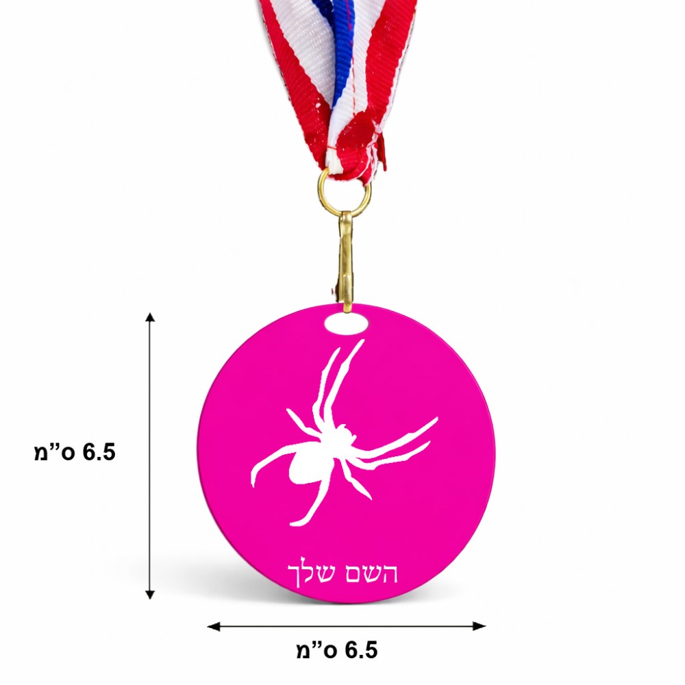 מדליה מעץ בעיצוב אישי עם השם שלך בעיצוב עכביש גודל 6.5 × 6.5 ס"מ