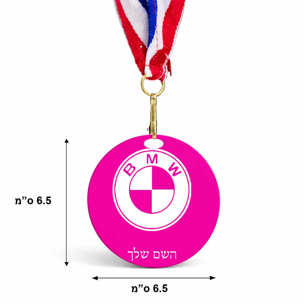 מדליה מעץ בעיצוב אישי עם השם שלך בעיצוב ב.מ.וו גודל 6.5 × 6.5 ס"מ