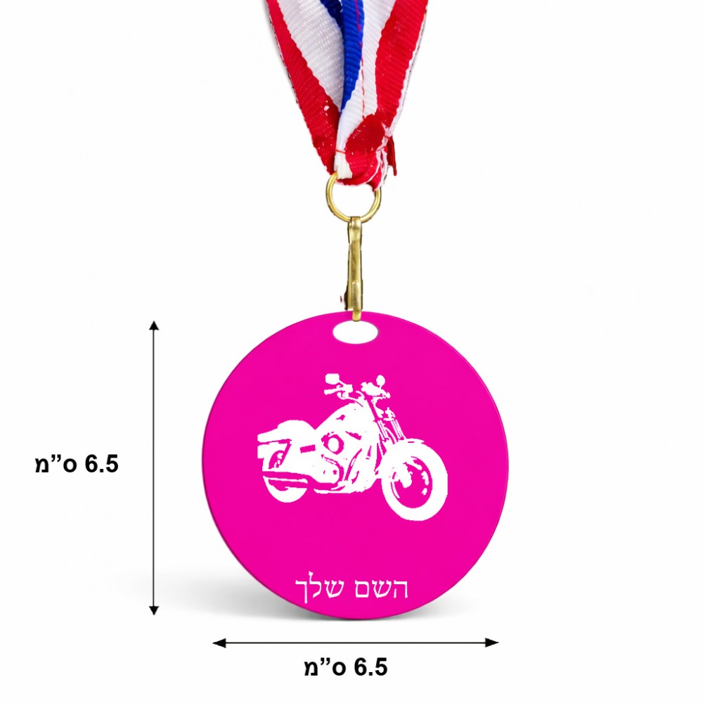 מדליה מעץ בעיצוב אישי עם השם שלך בעיצוב הארלי-דיווידסון גודל 6.5 × 6.5 ס"מ