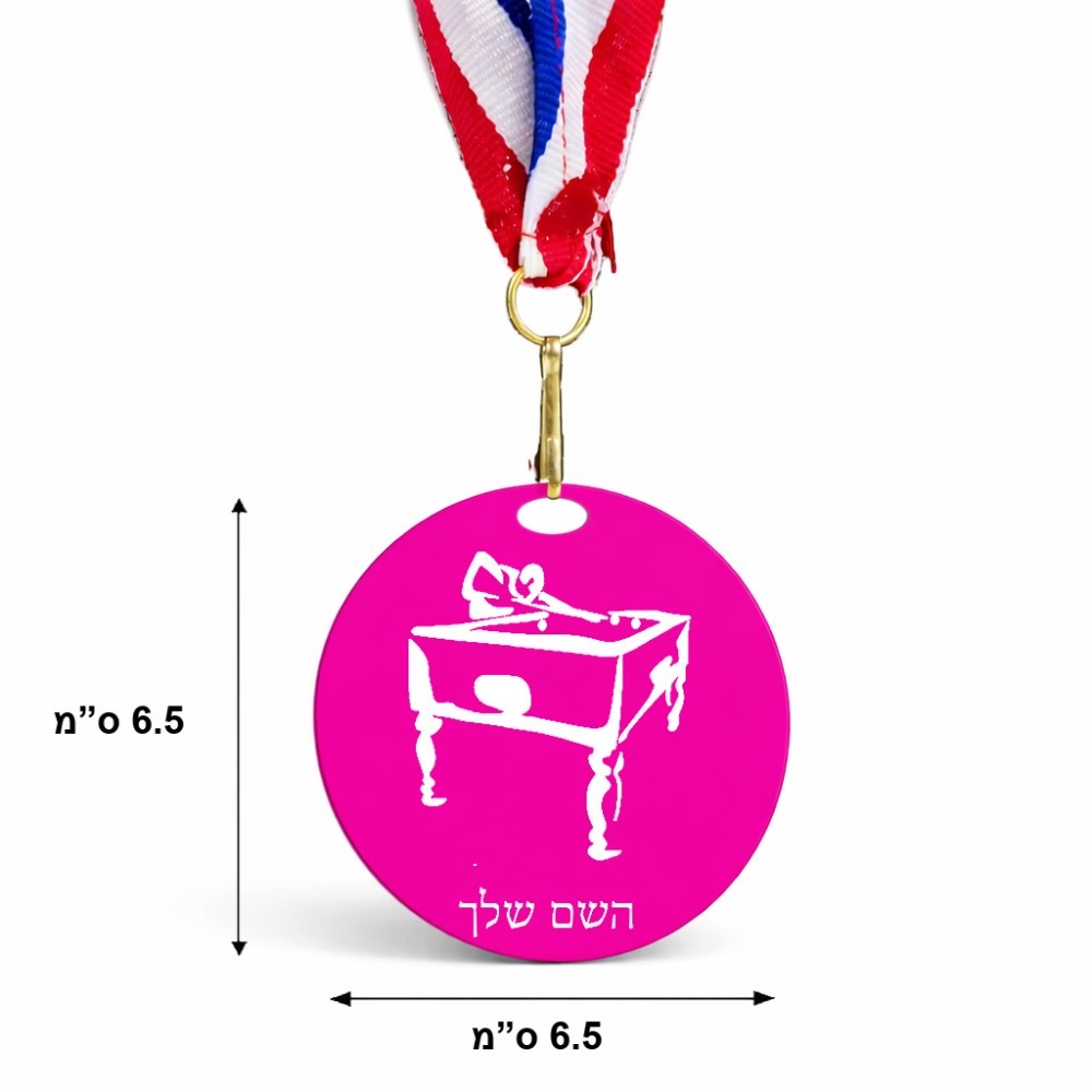 מדליה מעץ בעיצוב אישי עם השם שלך בעיצוב שחקן ביליארד גודל 6.5 × 6.5 ס"מ