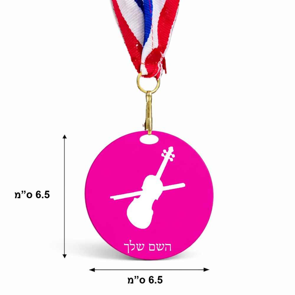 מדליה מעץ בעיצוב אישי עם השם שלך בעיצוב כינור גודל 6.5 × 6.5 ס"מ