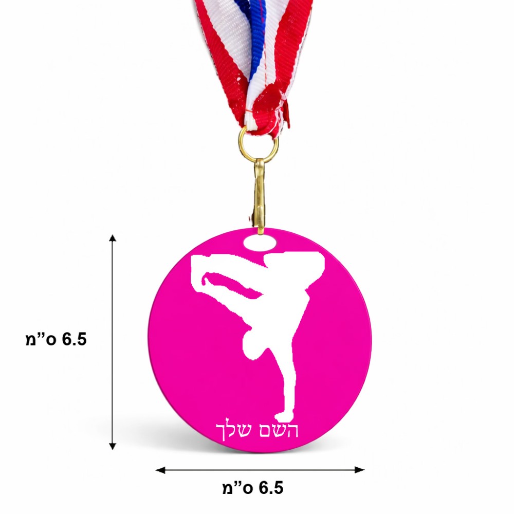 מדליה מעץ בעיצוב אישי עם השם שלך בעיצוב ברייקדאנס גודל 6.5 × 6.5 ס"מ