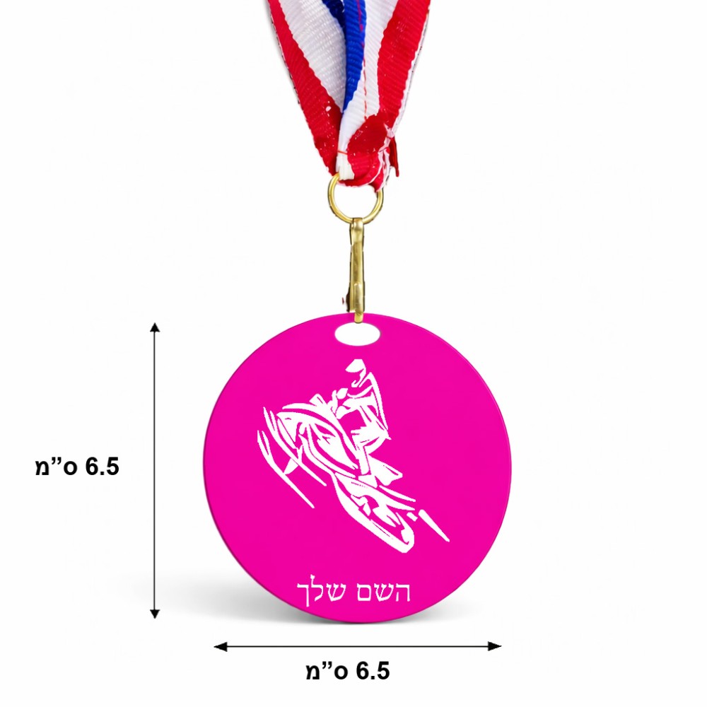 מדליה מעץ בעיצוב אישי עם השם שלך בעיצוב אופנוע שלג גודל 6.5 × 6.5 ס"מ