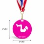 מדליה מעץ בעיצוב אישי עם השם שלך בעיצוב אישה מתאמנת גודל 6.5 × 6.5 ס"מ