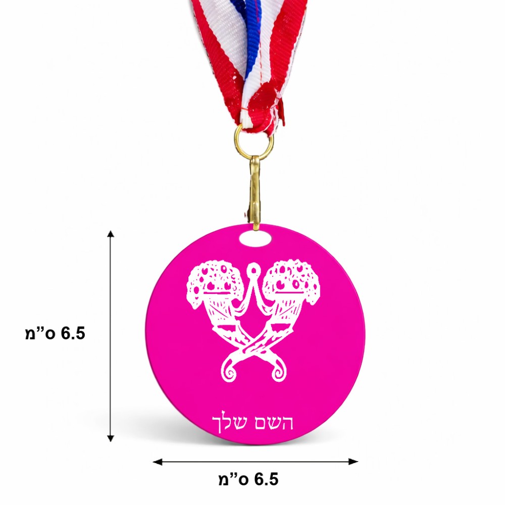 מדליה מעץ בעיצוב אישי עם השם שלך בעיצוב פרחי קרן גודל 6.5 × 6.5 ס"מ