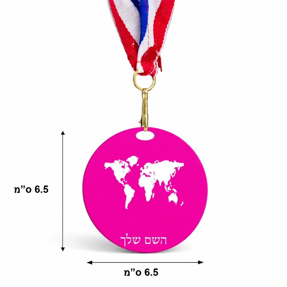 מדליה מעץ בעיצוב אישי עם השם שלך בעיצוב מפת העולם גודל 6.5 × 6.5 ס"מ