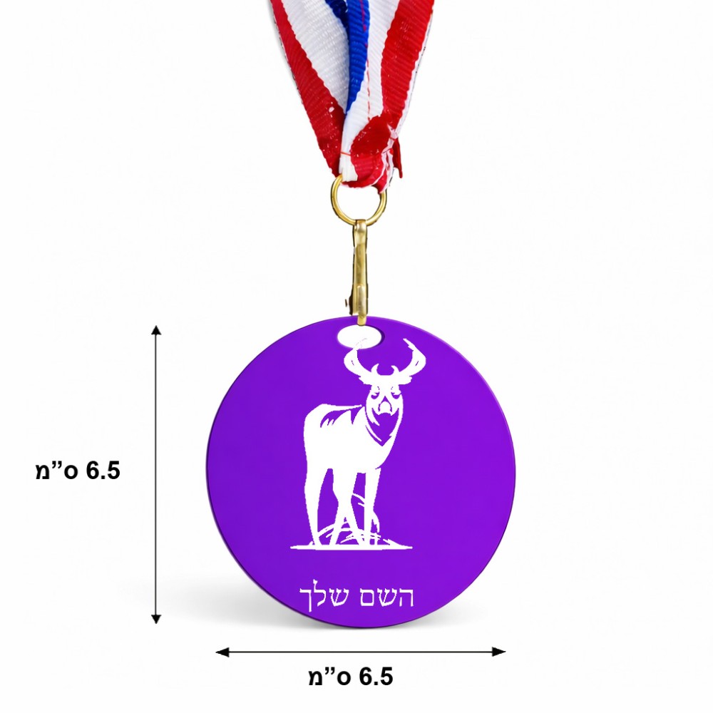 מדליה מעץ בעיצוב אישי עם השם שלך בעיצוב צבי גודל 6.5 × 6.5 ס"מ