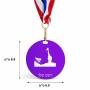 מדליה מעץ בעיצוב אישי עם השם שלך בעיצוב ג'ירפה באפריקה גודל 6.5 × 6.5 ס"מ