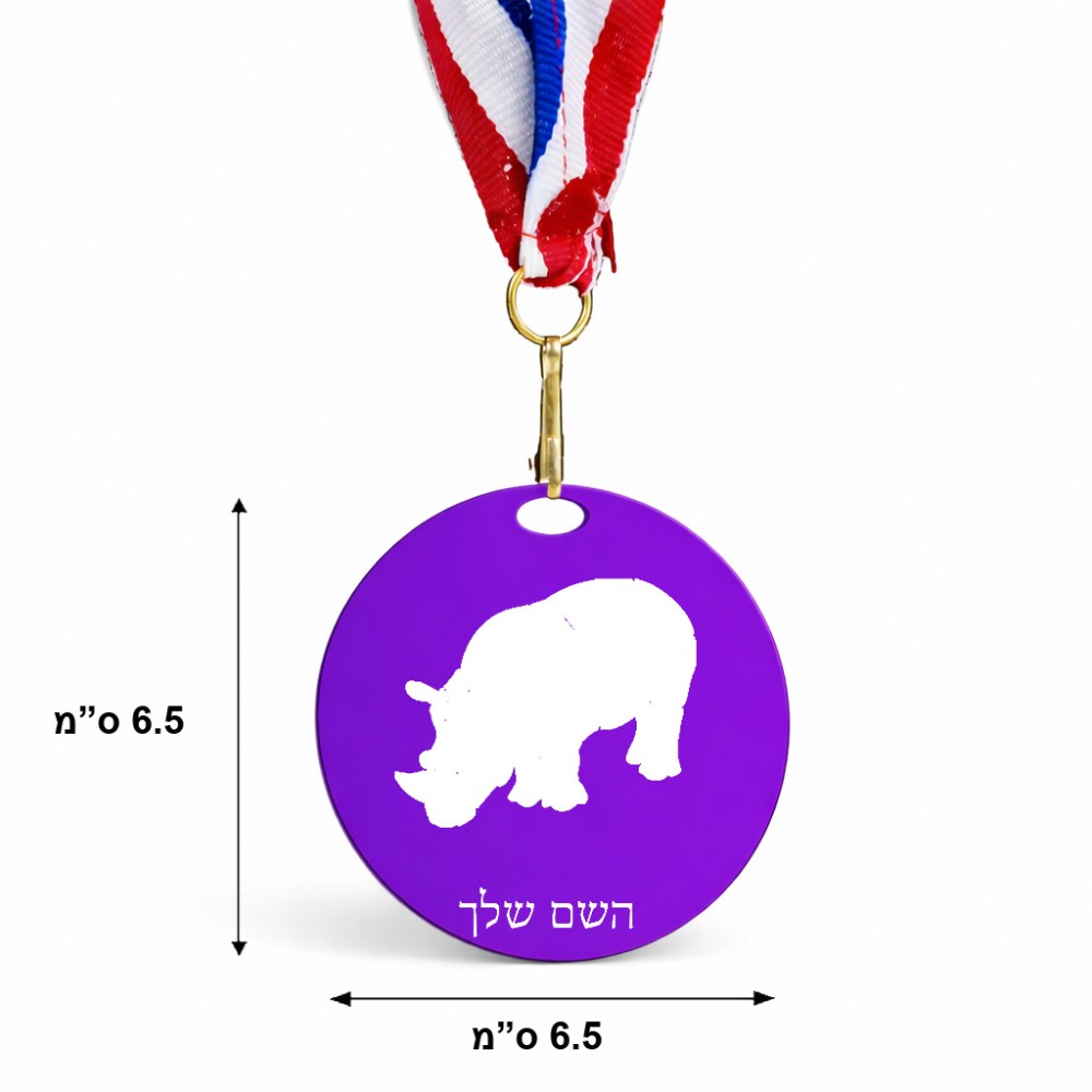 מדליה מעץ בעיצוב אישי עם השם שלך בעיצוב קרנף גודל 6.5 × 6.5 ס"מ
