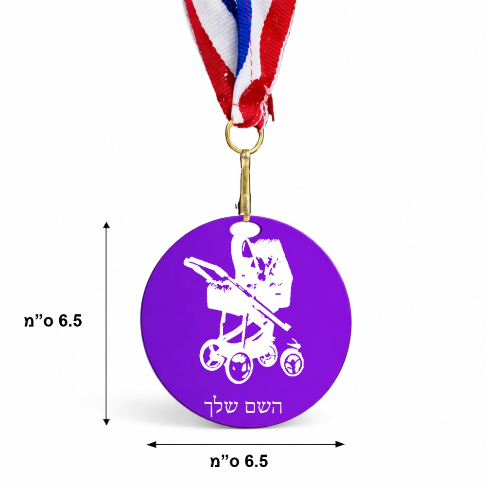 מדליה מעץ בעיצוב אישי עם השם שלך בעיצוב עגלת תינוק גודל 6.5 × 6.5 ס"מ