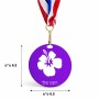 מדליה מעץ בעיצוב אישי עם השם שלך בעיצוב פרח היביסקוס גודל 6.5 × 6.5 ס"מ