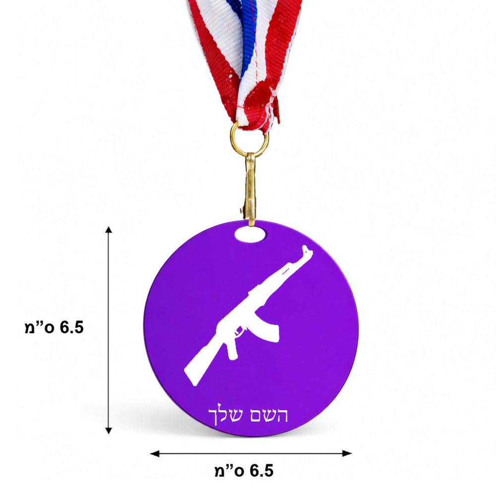 מדליה מעץ בעיצוב אישי עם השם שלך בעיצוב אק 47 גודל 6.5 × 6.5 ס"מ