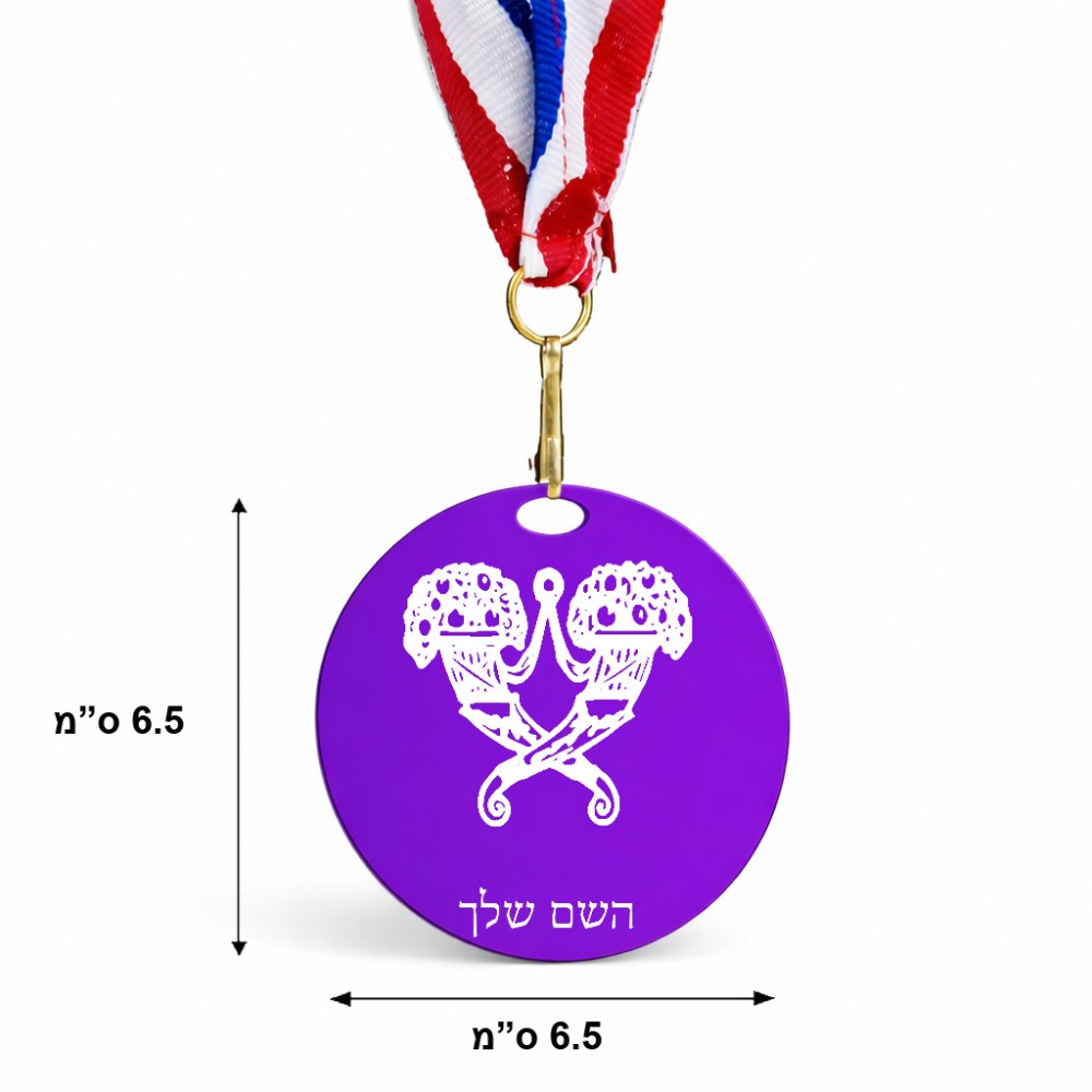 מדליה מעץ בעיצוב אישי עם השם שלך בעיצוב פרחי קרן גודל 6.5 × 6.5 ס"מ