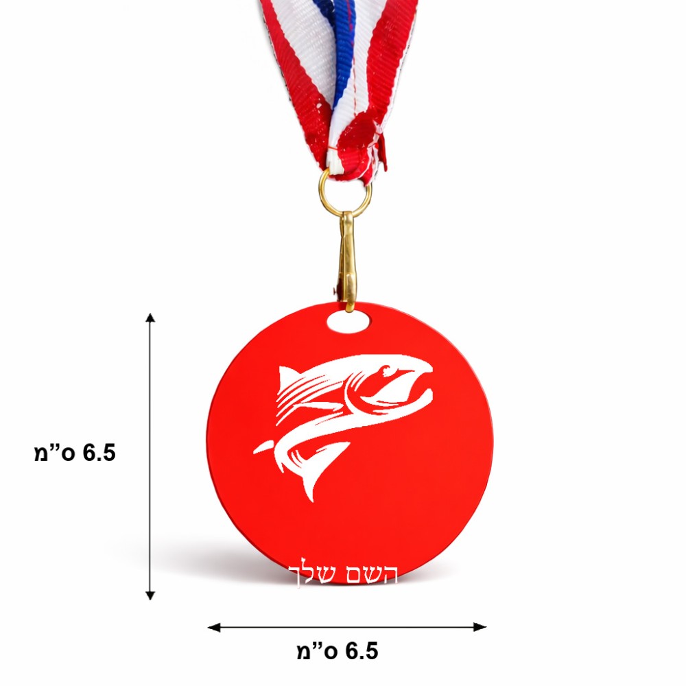מדליה מעץ בעיצוב אישי עם השם שלך בעיצוב לדוג גודל 6.5 × 6.5 ס"מ