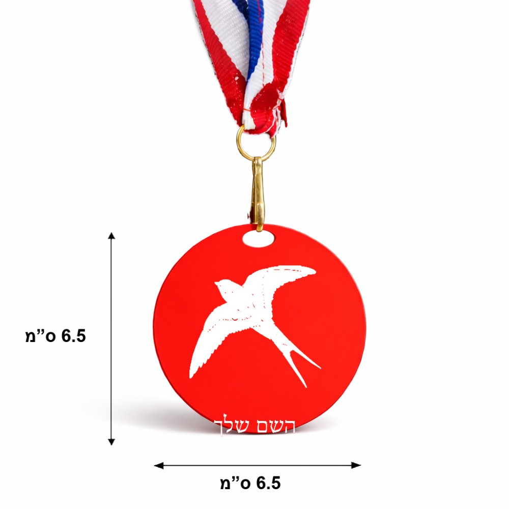 מדליה מעץ בעיצוב אישי עם השם שלך בעיצוב לבלוע גודל 6.5 × 6.5 ס"מ