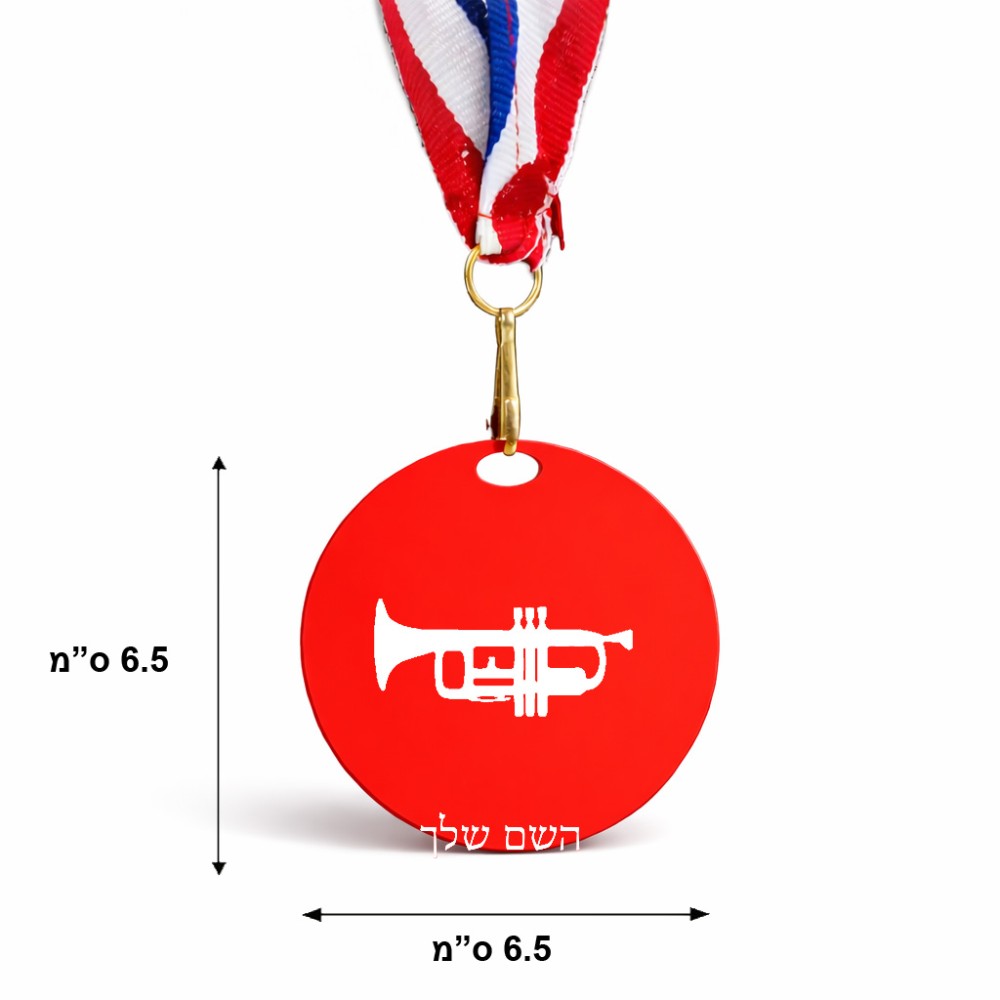 מדליה מעץ בעיצוב אישי עם השם שלך בעיצוב חצוצרה גודל 6.5 × 6.5 ס"מ