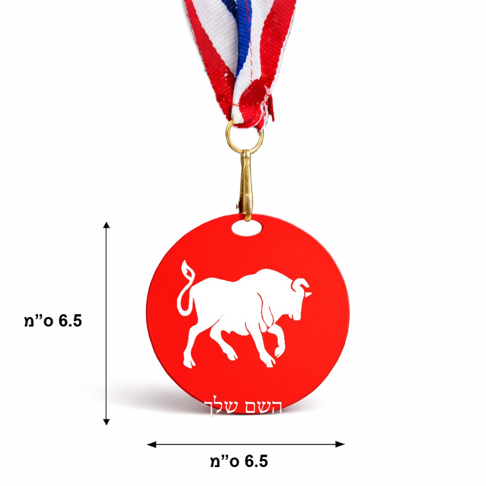 מדליה מעץ בעיצוב אישי עם השם שלך בעיצוב מזלות - שור גודל 6.5 × 6.5 ס"מ