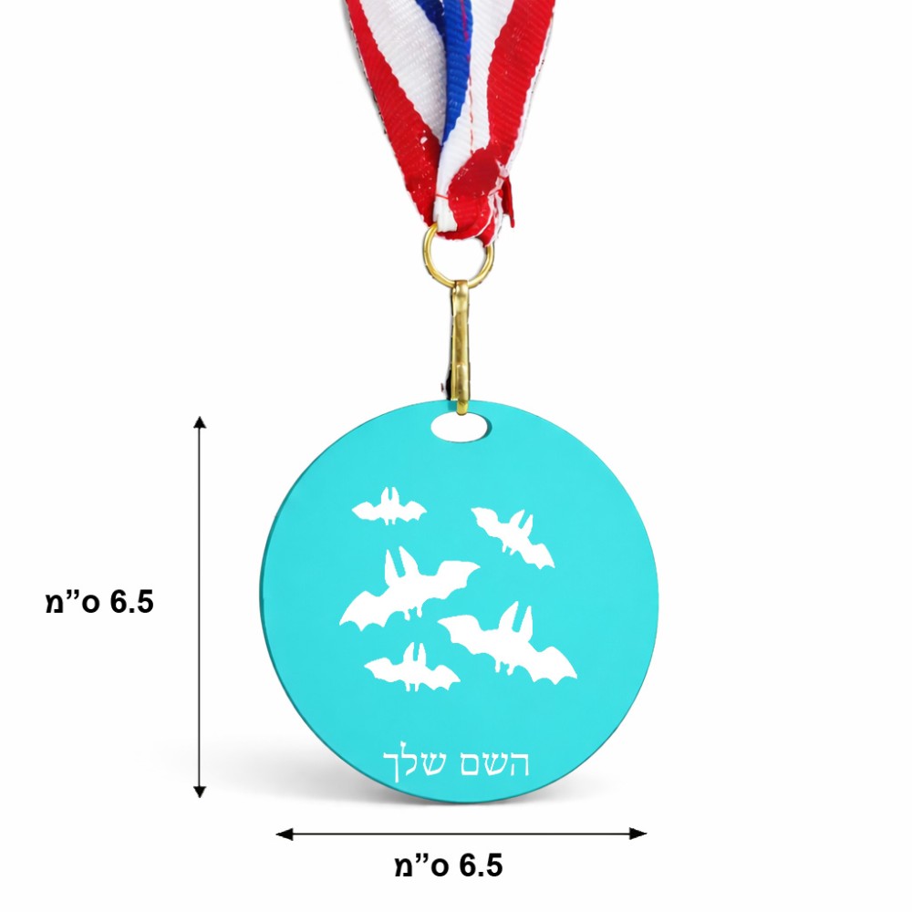 מדליה מעץ בעיצוב אישי עם השם שלך בעיצוב עטלפים גודל 6.5 × 6.5 ס"מ