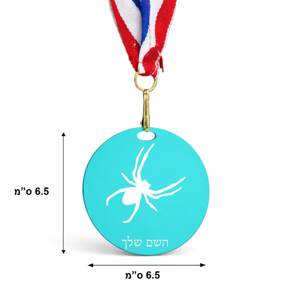 מדליה מעץ בעיצוב אישי עם השם שלך בעיצוב עכביש גודל 6.5 × 6.5 ס"מ