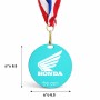 מדליה מעץ בעיצוב אישי עם השם שלך בעיצוב הונדה גודל 6.5 × 6.5 ס"מ