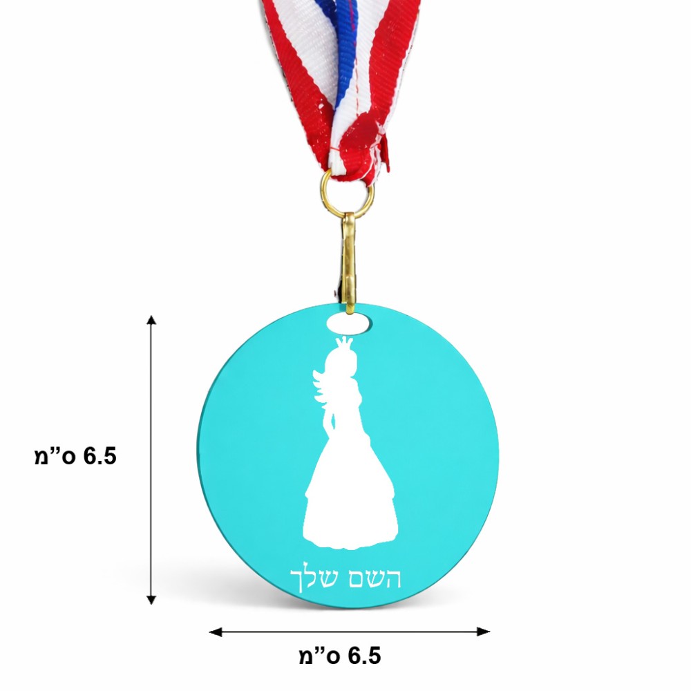מדליה מעץ בעיצוב אישי עם השם שלך בעיצוב נסיכה גודל 6.5 × 6.5 ס"מ