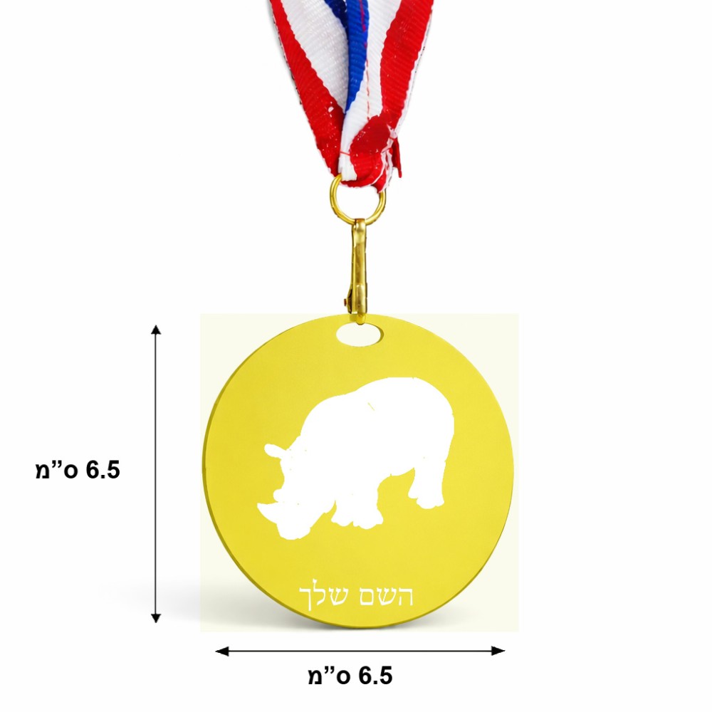 מדליה מעץ בעיצוב אישי עם השם שלך בעיצוב קרנף גודל 6.5 × 6.5 ס"מ