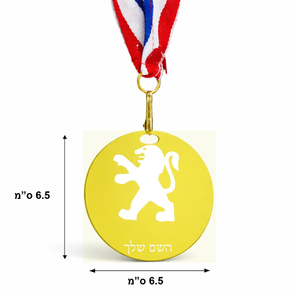 מדליה מעץ בעיצוב אישי עם השם שלך בעיצוב פיג'ו גודל 6.5 × 6.5 ס"מ