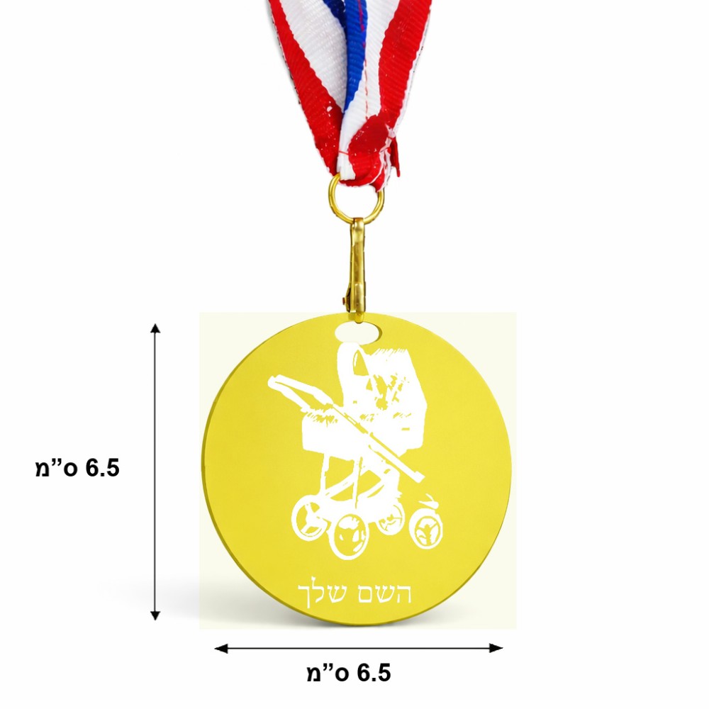 מדליה מעץ בעיצוב אישי עם השם שלך בעיצוב עגלת תינוק גודל 6.5 × 6.5 ס"מ