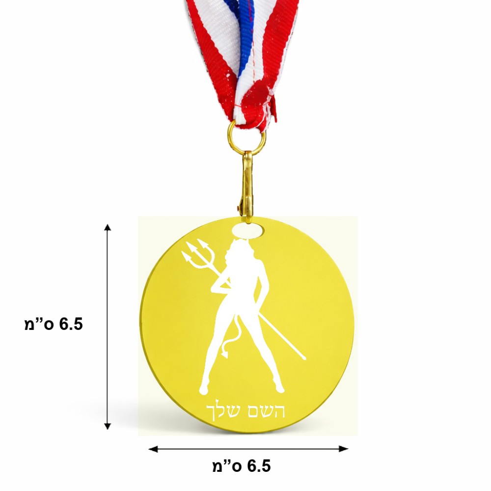 מדליה מעץ בעיצוב אישי עם השם שלך בעיצוב אישה שטן גודל 6.5 × 6.5 ס"מ