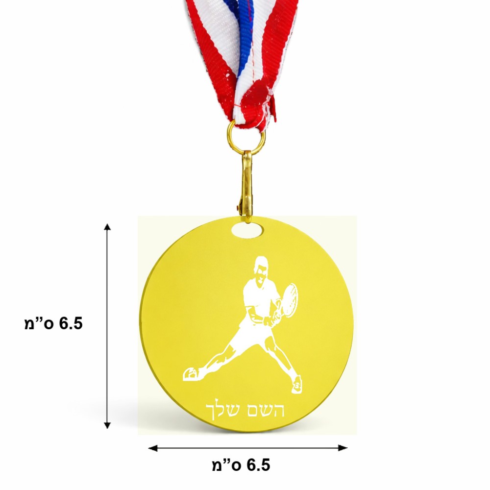 מדליה מעץ בעיצוב אישי עם השם שלך בעיצוב שחקן טניס גודל 6.5 × 6.5 ס"מ
