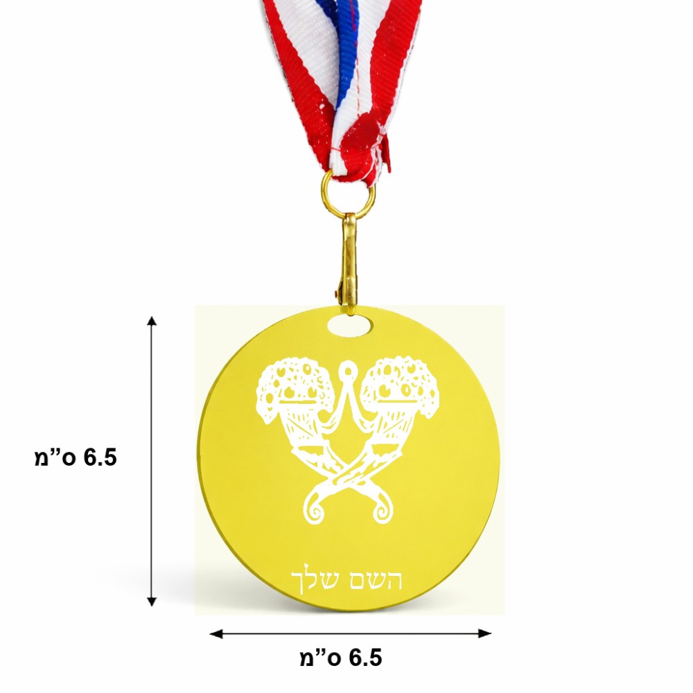 מדליה מעץ בעיצוב אישי עם השם שלך בעיצוב פרחי קרן גודל 6.5 × 6.5 ס"מ