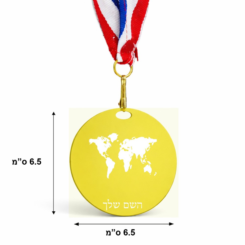 מדליה מעץ בעיצוב אישי עם השם שלך בעיצוב מפת העולם גודל 6.5 × 6.5 ס"מ