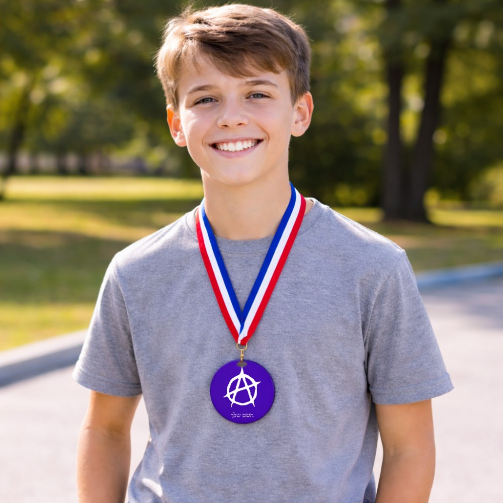 מדליה מעץ בעיצוב אישי עם השם שלך בעיצוב אנרכיה גודל 6.5 × 6.5 ס"מ